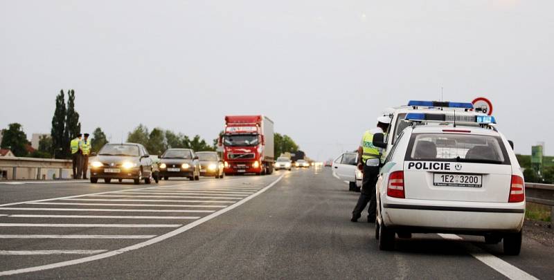 Další tragická nehoda na holickém obchvatu si vyžádala život 37 leté řidičky z Pardubic. 