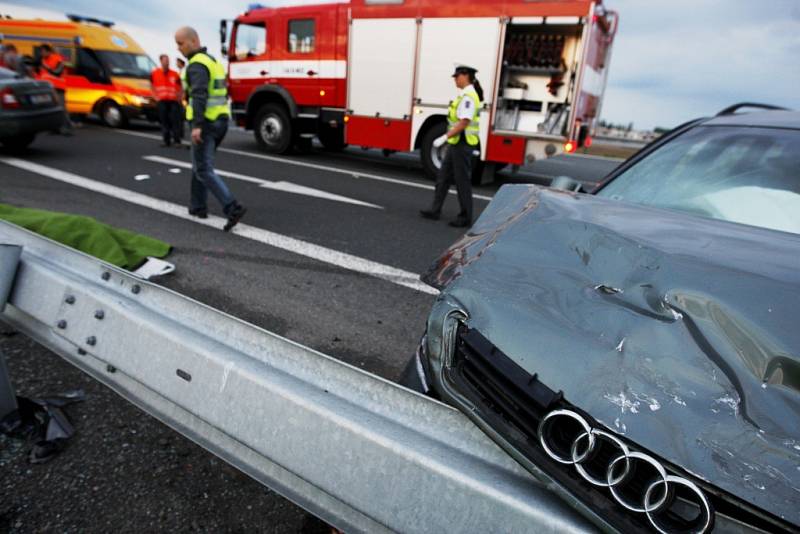 Další tragická nehoda na holickém obchvatu si vyžádala život 37 leté řidičky z Pardubic. 