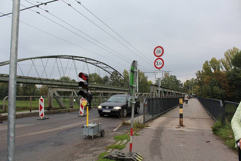 Od pondělí 26. září je omezen provoz na mostě přes Labe v ulici kpt. Bartoše. Po dobu deseti týdnů zde budou probíhat opravy, které si vyžádají uzavření poloviny vozovky