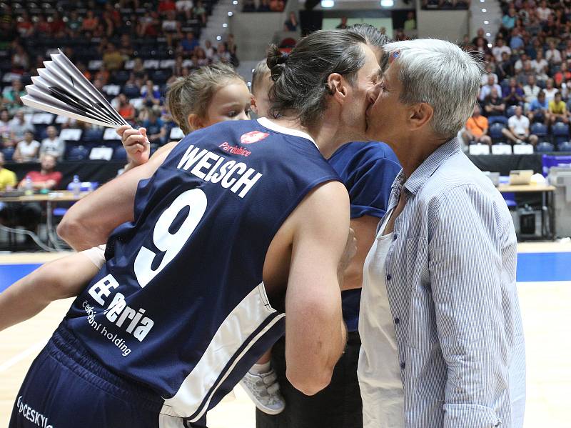 Poslední souboj basketbalových legend Jiřího Welsche a Luboše Bartoně v pardudubické ČSOB pojišťovna ARENĚ.