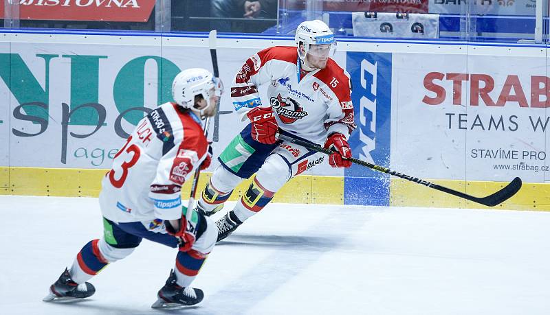 Hokejové utkání Tipsport extraligy v ledním hokeji mezi HC Dynamo Pardubice (v bíločerveném) a HC Rytíři Kladno (v modrobílém) v pardubické Enteria areně.