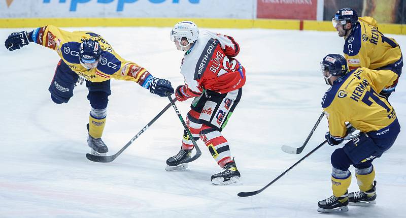 Hokejové utkání Tipsport extraligy v ledním hokeji mezi HC Dynamo Pardubice (v červenobílém) a PSG Berani Zlín  (ve žlutomodrém) pardudubické enterie areně.