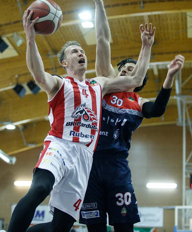 Basketbalové utkání šestého kola play off Kooperativy NBL mezi BK JIP Pardubice (v bíločerveném) a Basket Brno v pardubické hale na Dašické.