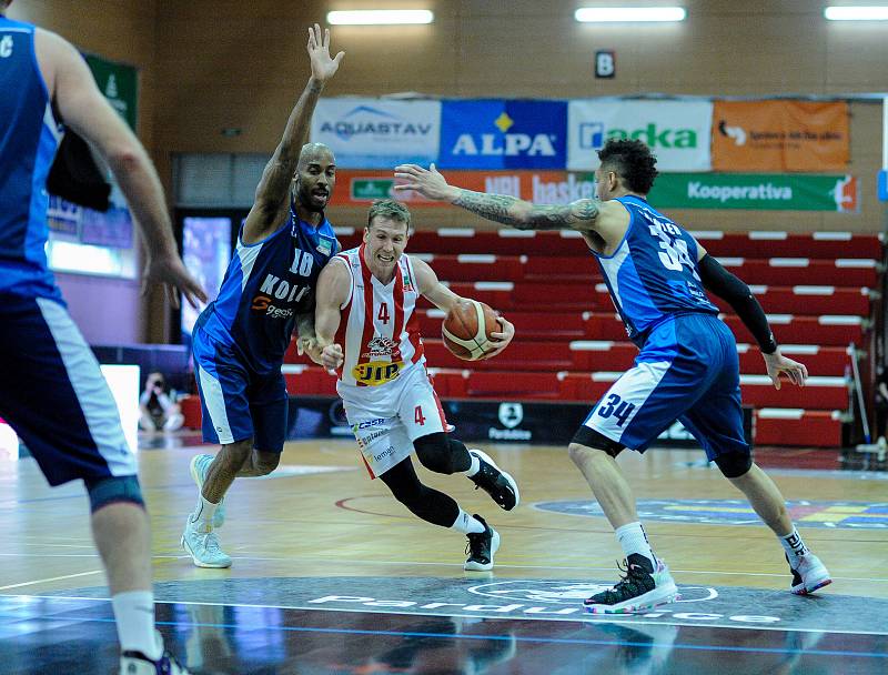 Basketbalové utkání play off Kooperativy NBL mezi BK JIP Pardubice (v bíločerném) a BC Geosan Kolín (v modrém) v pardubické hale na Dašické.
