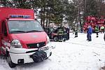 Řidička se snažila přejet zamrzlou hladinu. Utopené auto pak z Plačického písníku museli lovit pardubičtí hasiči. 