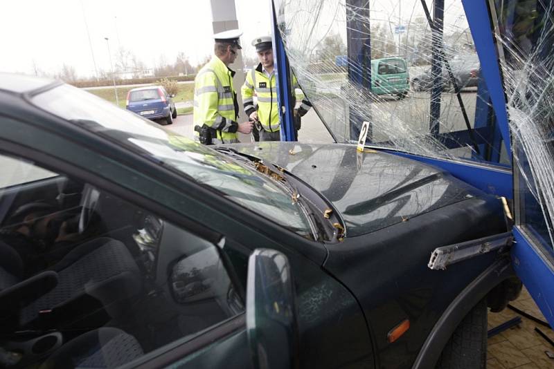 Řidička v Pardubicích si neporadila s automatickou převodovkou a pojem: "Zajedeme na nákupy" dostal nový rozměr...