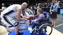 Poslední souboj basketbalových legend Jiřího Welsche a Luboše Bartoně v pardudubické ČSOB pojišťovna ARENĚ.