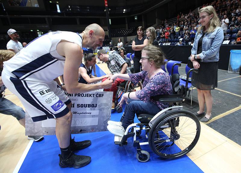 Poslední souboj basketbalových legend Jiřího Welsche a Luboše Bartoně v pardudubické ČSOB pojišťovna ARENĚ.