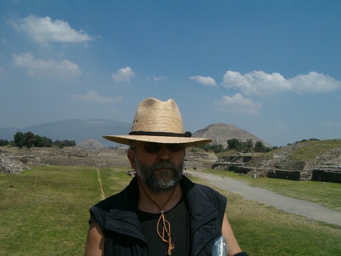 Docent Kašpar na vykopávkách v Teotihuacánu