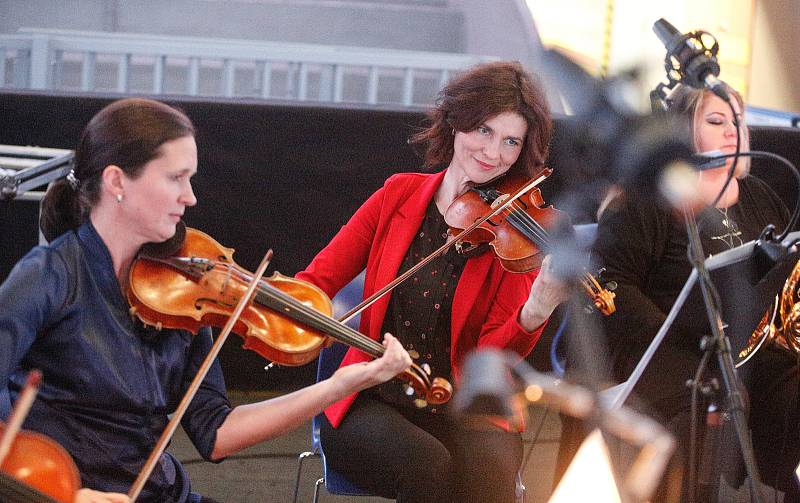 9. ročník projektu Hrajeme spolu za Pardubice zahájil koncert Komorní filharmonie Pardubice s kapelou Sto zvířat, na nějž plynule navázalo atraktivní derby mezi Beksou a Královskými sokoly.