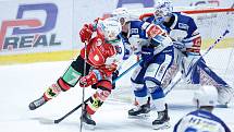 Hokejové utkání Tipsport extraligy v ledním hokeji mezi HC Dynamo Pardubice (v červenobílém) a HC Kometa Brno (v bílomodrém) pardudubické enterie areně.