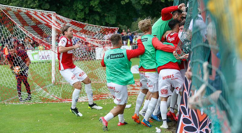 Utkání Fobalové národní ligy mezi FK Pardubice (ve červenobílém) a FC Slavoj Vyšehrad (v modrém) na hřišti pod Vinicí v Pardubicích.