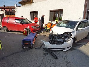 Střet dvou osobních vozidel v Přelouči