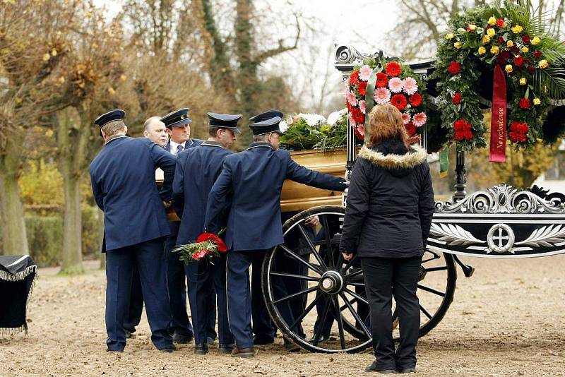 Se správcem hřebčína Jiřím Černým, který zahynul při dopravní nehodě, se včera v kostele rozloučili příbuzní, přátelé i zaměstnanci hřebčína.