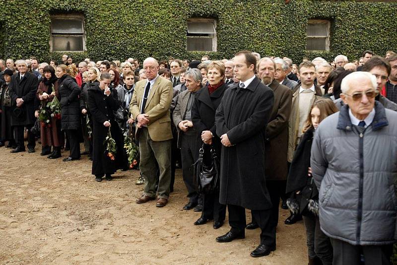 Se správcem hřebčína Jiřím Černým, který zahynul při dopravní nehodě, se včera v kostele rozloučili příbuzní, přátelé i zaměstnanci hřebčína.