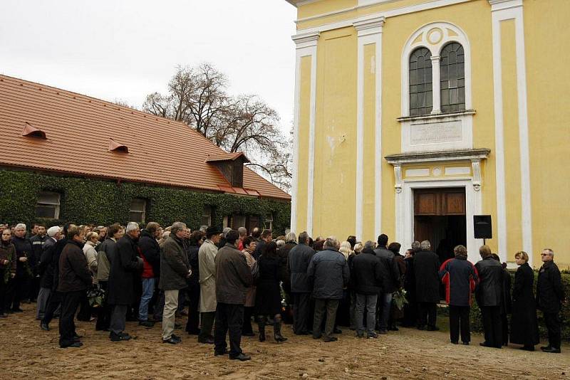 Se správcem hřebčína Jiřím Černým, který zahynul při dopravní nehodě, se včera v kostele rozloučili příbuzní, přátelé i zaměstnanci hřebčína.