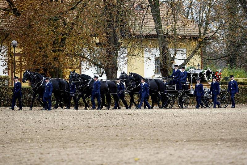 Se správcem hřebčína Jiřím Černým, který zahynul při dopravní nehodě, se včera v kostele rozloučili příbuzní, přátelé i zaměstnanci hřebčína.