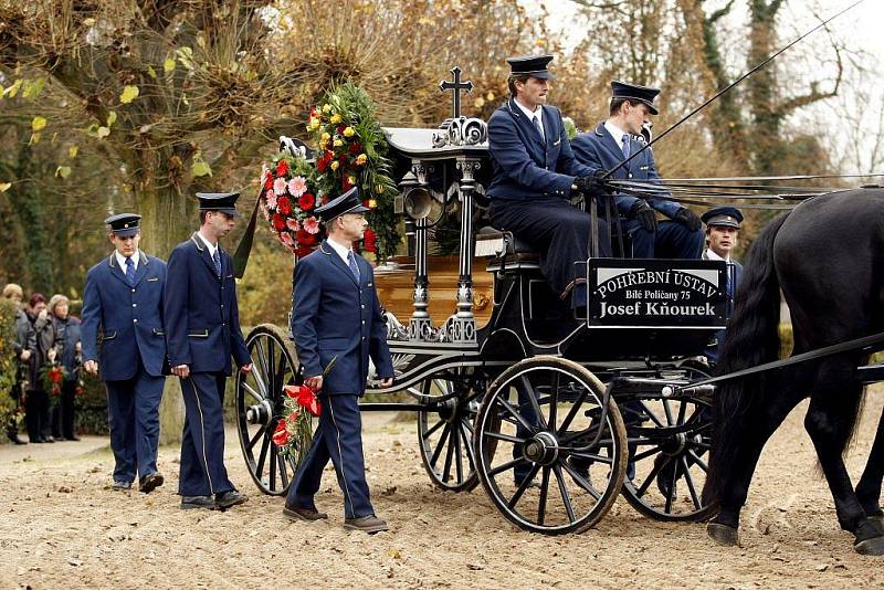 Se správcem hřebčína Jiřím Černým, který zahynul při dopravní nehodě, se včera v kostele rozloučili příbuzní, přátelé i zaměstnanci hřebčína.