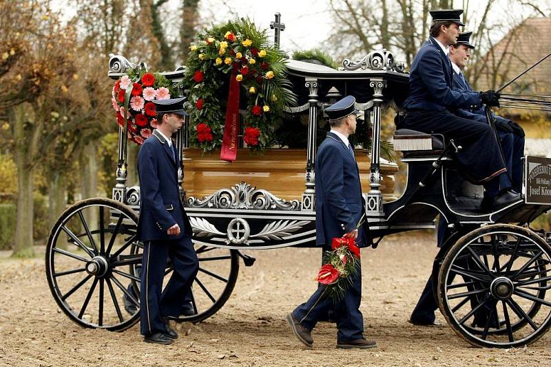 Se správcem hřebčína Jiřím Černým, který zahynul při dopravní nehodě, se včera v kostele rozloučili příbuzní, přátelé i zaměstnanci hřebčína.