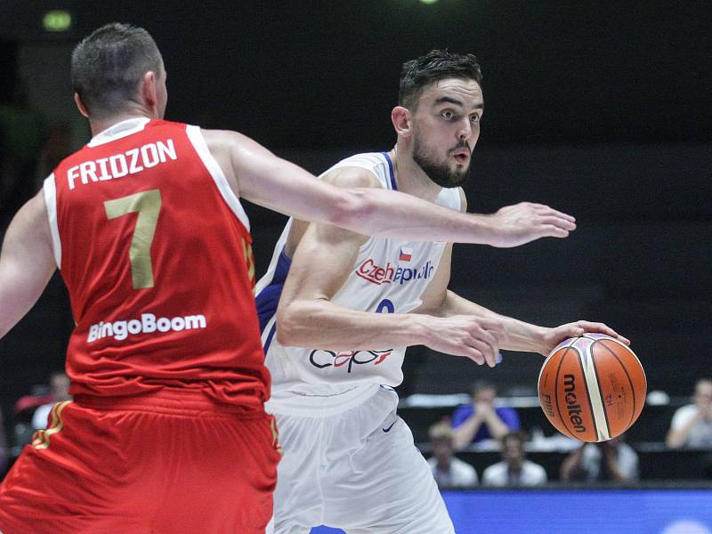 Basketbalové utkání kvalifikace na mistrovství světa 2019 mezi Českou republikou (v bílém) a Ruskem (v červeném) v pardubické ČSOB Pojišťovna areně.