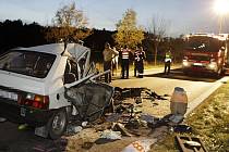 V troskách favoritu po střetu dvou osobních automobilů zahynula u Holic 21letá dívka, dalších 8 osob včetně 3 dětí bylo zraněno,
