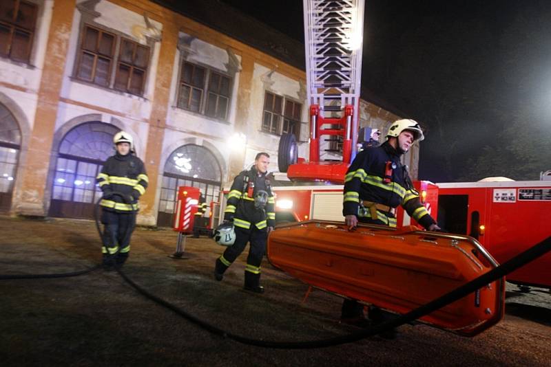 Na místo přijíždějí profesionální i dobrovolní hasiči. Celkem dvanáct jednotek z širokého okolí. 