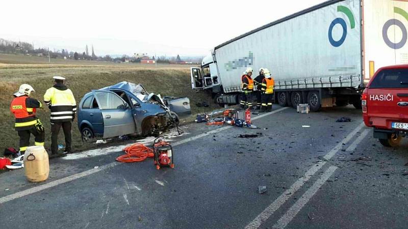 Tragická nehoda u Holic. Čelní střet nepřežila řidička vozidla, její dvě děti ve vážném stavu vyprošťovali hasiči.