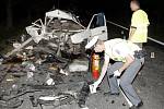 V troskách favoritu po střetu dvou osobních automobilů zahynula u Holic 21letá dívka, dalších 8 osob včetně 3 dětí bylo zraněno,