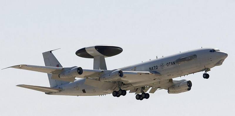 Boeing E3A Sentry AWACS na pardubickém letišti