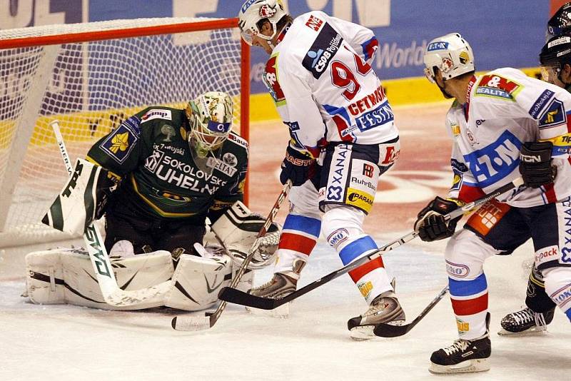 Třetí utkání extraligy. Domácí Pardubice hostily Karlovy Vary.