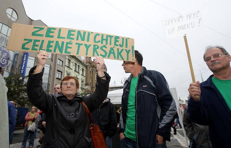 NEVYKÁCET TYRŠŮV SAD. Pro podporu této myšlenky před Východočeským divadlem v Pardubicích protestovalo kolem 400 lidí. Jednalo se již o druhý občanský protest proti záměru radnice zrevitalizovat plochu Tyršových sadů.