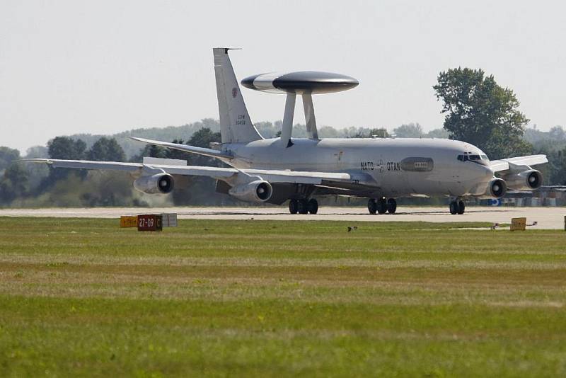 Boeing E3A Sentry AWACS na pardubickém letišti