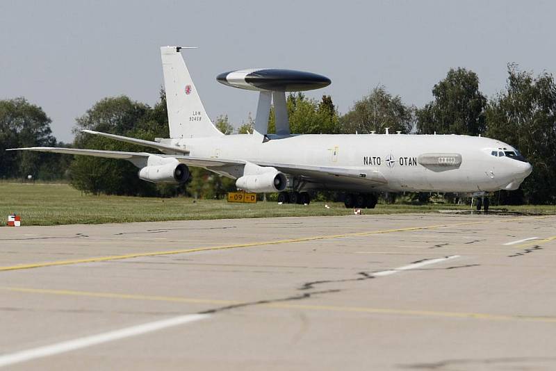 Boeing E3A Sentry AWACS na pardubickém letišti