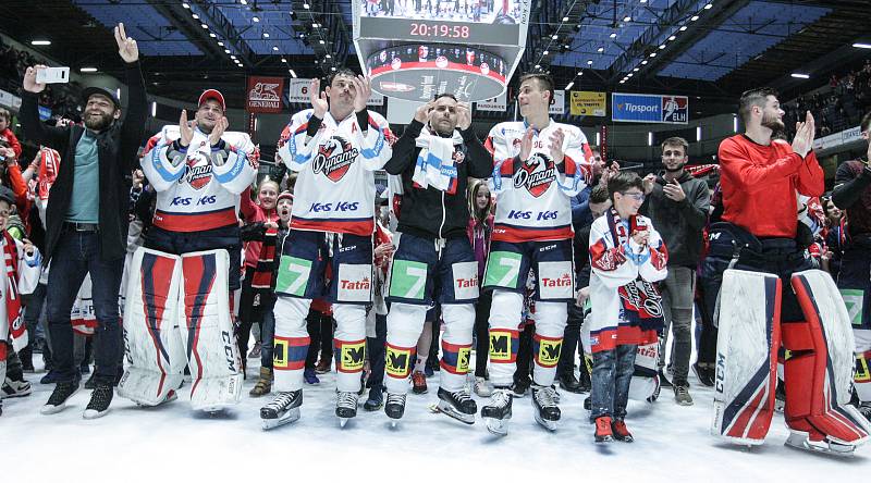 Hokejové utkání 12. kola Baráže o udržení Tipsport extraligy v ledním hokeji mezi HC Dynamo Pardubice (bílém) a HC Rytíři Kladno (v modrém) v pardudubické ČSOB pojišťovna ARENA