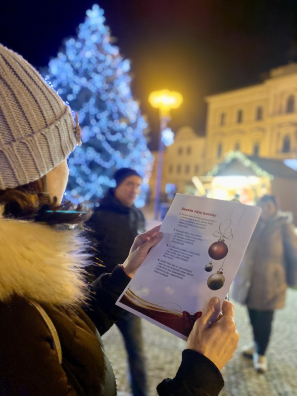 Lanškroun. ​Česko zpívá koledy jsme se již tradičně užili v našem adventním městečku na náměstí J. M. Marků s doprovodem místního sboru Notičky ze ZŠ Dobrovského. Na chvíli se zastavil čas, lidé zpívali, usmívali se a tančili.