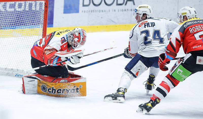 Hokejové utkání Tipsport extraligy v ledním hokeji mezi HC Dynamo Pardubice (v bíločerveném) a HC Rytíři Kladno (v bílomodrém) v pardudubické enterie areně.