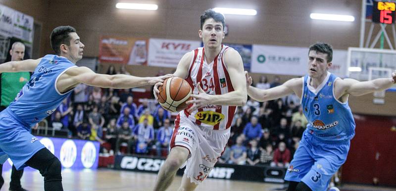 Basketbalové utkání Kooperativy NBL mezi BK JIP Pardubice (v bíločerném) a BK Olomoucko (v modrém) v pardubické hale na Dašické.