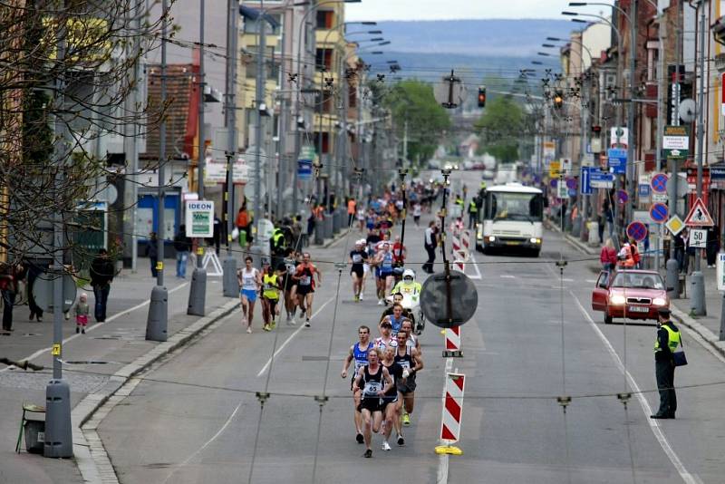 VINAŘSKÝ PŮLMARATON. Centrum města v sobotu nebývale ožilo. Běžel se zde Pardubický vinařský půlmaraton, který byl podruhé povýšen i na Mistrovství České republiky.