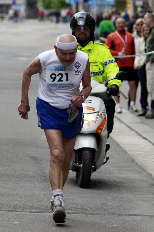 VINAŘSKÝ PŮLMARATON. Centrum města v sobotu nebývale ožilo. Běžel se zde Pardubický vinařský půlmaraton, který byl podruhé povýšen i na Mistrovství České republiky.