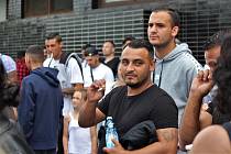 Potyčka patnácti Romů a třech Ukrajinců v sobotu večer si vyžádala zranění. Romově z celého Česka reagovali shromážděním v Pardubicích a neohlášeným protestním průvodem na místo incidentu.