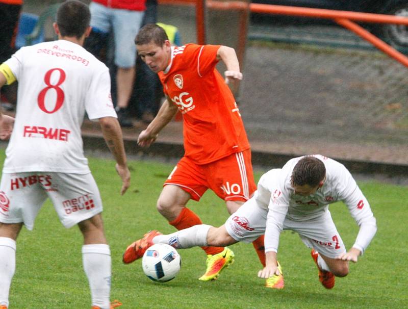Z divizního fotbalového derby Živanice - Pardubice B (3:1). 