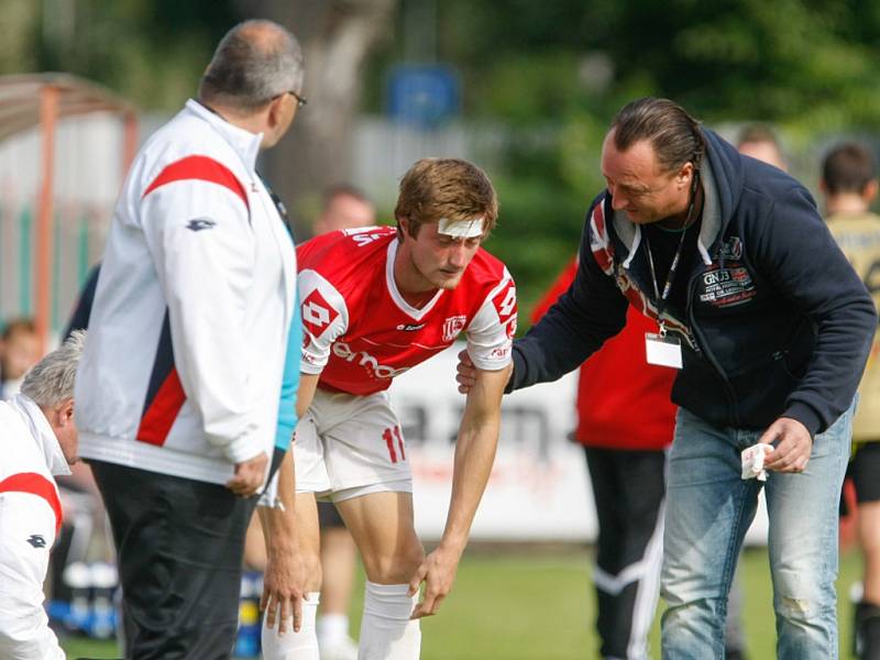 Obránce Filip Kopřiva dostal ránu loktem, kterou musely nakonec spravit tři stehy. Rozhodčí Adámková ale vůbec nepískala faul. Stoper zápas nedohrál. 