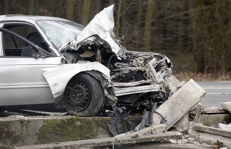 Nehoda u Opočínku. Automobil prorazi betonovou zeď.