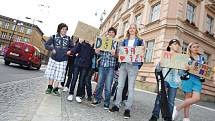 Studenti Gymnázia Dašická za svou ředitelku protestovali před krajským úřadem. Radní Pernicová mezi ně nepřišla. Nechala se lživě zapřít.