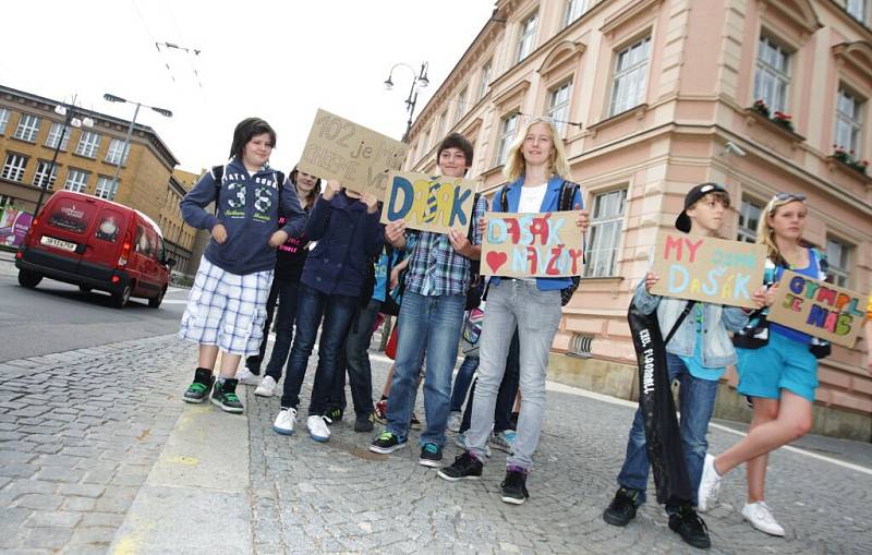 Studenti Gymnázia Dašická za svou ředitelku protestovali před krajským úřadem. Radní Pernicová mezi ně nepřišla. Nechala se lživě zapřít.