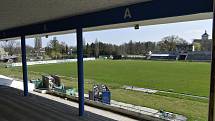 Letní stadion už mají v moci dělníci, kteří vyklízejí západní tribunu a brzy zahájí bourací práce.