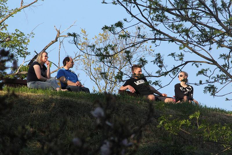 Stovky lidí vyrazili na procházku bez respirátoru, na výlet na kolech nebo jen tak posedět po nákupech do parku. Tyršovy sady i park Na Špici v Pardubicích byly doslova v obležení.