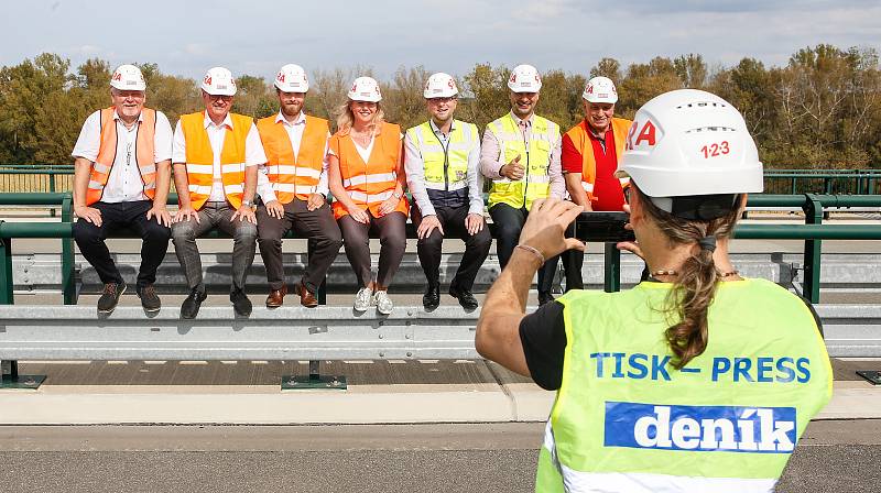 Setkání kandidátů  na hejtmana Pardubického kraje na rozestavěné dálnici D35 u Opatovic nad Labem.