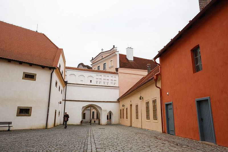 Historické budovy na pardubickém Příhrádku jsou dokončené. Stavbaři při rekonstrukci objevili mnoho překvapení – například jedno schodiště nebo velmi zachovalou černou kuchyni.