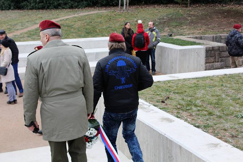 V Pardubicích se rozhořelo 194 plamínků svíček za oběti heydrichiády